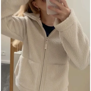 Vit teddyjacka - Jättefin och mysig teddyjacka med dragkedja framtill. Skriv för fler bilder❤️