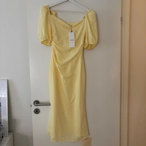 Adoore klänning - Helt ny Adoore klänning endast testad, lapparna kvar. Modell Vellore dress 🩷helt slutsåld! Denna är gul.