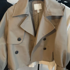 Beige trenchcoat  - Använt den en gång och den är som ny. 