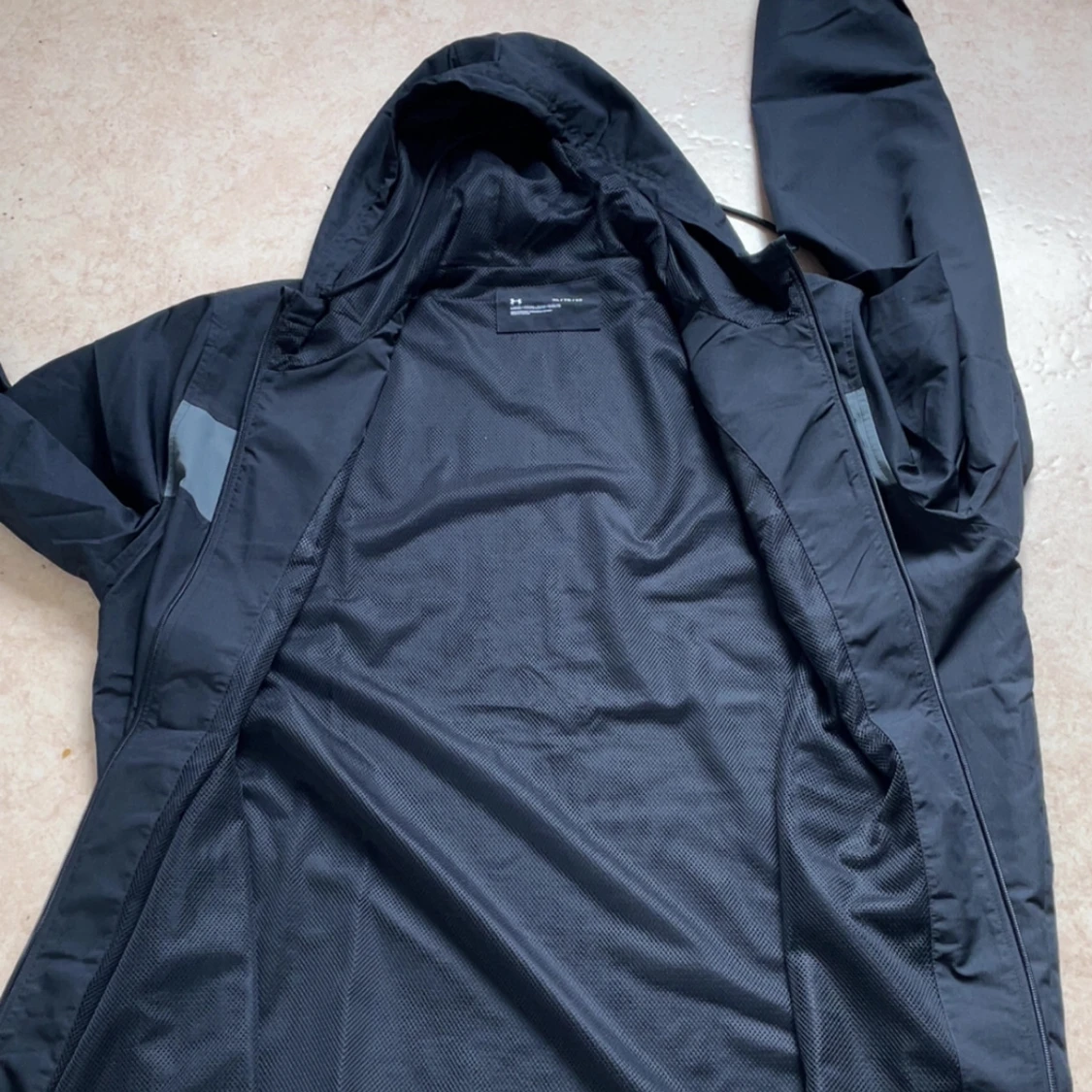 Svart vindjacka från Under Armour - 3