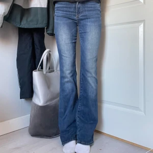 Blå bootcut jeans från Lindex - Snygga blå bootcut jeans från Lindex. Byxorna är middwaist och är i ett stretchigt och mjukt material. De är bra längd för mig som är 173. Skriv privat vid frågor✨