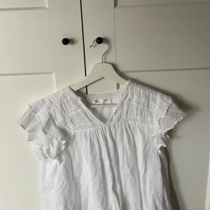 Blus - Säljer min vita blus från Gina tricot i storlek 158/164. Blusen är använd några gånger men är i mycket bra skick💕
