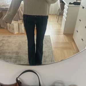 Jeans  - Bootcut jeans med snygga och unika detaljer 