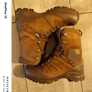 Bruna kängor från Haix - Säljer ett par robusta bruna kängor från Haix. De har snörning och är designade för att vara slitstarka och bekväma. Perfekta för utomhusaktiviteter och tuffa förhållanden.
