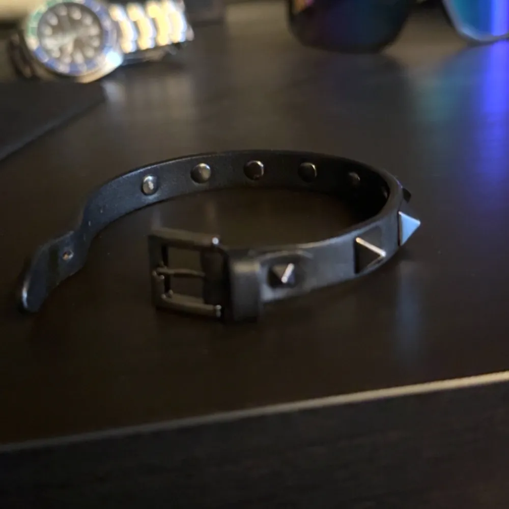 Svart Valentino armband, skick som nytt inga flaws. Non og, Bara höra av sig vid mer frågor eller biler🙌. Asusteet.