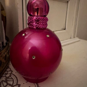 Britney spears fantasy 100ml - Ny Britney Spears parfym, fantasy 100ml. Blindköpte den och den är tyvärr inte i min smak. Endast testad.