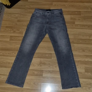 Replay jeans - Tja säljer dessa snygga replay jeans i modellen thad dom är straight fit. De är i stl 158 och i 8/10 skick. Hör av er vid funderingar 