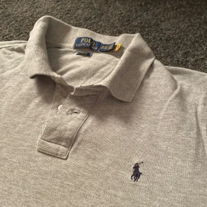 Ralph Lauren Piké - Tja, jag säljer mina riktigt feta Ralph Lauren piké för ett mycket bra pris, tröjan är i ett topp skick (9/10) inga defekter. Den är i storlek XL i barn så runt XS-S. Passar perfekt till vardags men även festligare tillfällen! Hör av er vid funderingar eller frågor!🤩