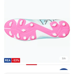 Vita fotbollsskor från Puma - Snygga vita fotbollsskor från Puma med rosa sula och svarta detaljer. Skorna har snörning och en modern design med logotyp på sidan. Perfekta för fotbollsplanen med sina greppvänliga dobbar.Använd ett par gånger
