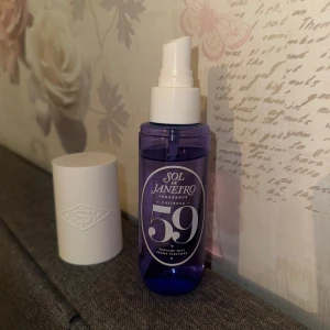 Sol de Janeiro Cheirosa 59 Parfym - Fräsch och tropisk doft från Sol de Janeiro, Cheirosa 59. Sparsamt använd. Köptes för 299 (90ml) 