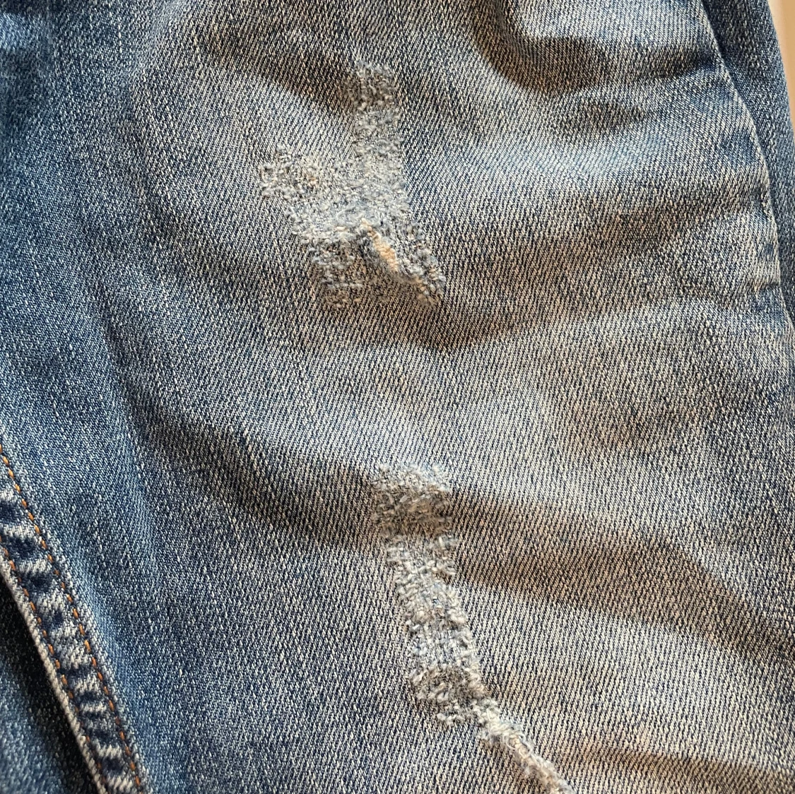 Blå jeans med slitningar - 1