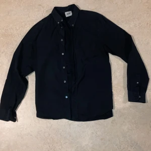 Acne skjorta - Svart Skjorta från Acne. Storlek 50 står det och skulle säga att det är 40 i skjortor (M). Modellen är 178 65kg. Skönt o lätt material. Skickar och svarar snabbt