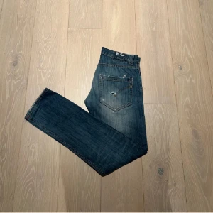 Dondup Jeans - Snygga blå jeansbyxor med en klassisk femficksdesign. De har en rak passform och är perfekta för en avslappnad stil. Jeansen har en lätt tvättad look som ger dem en cool och trendig känsla. Hör av er vid fler frågor eller bilder på jeansen ✌🏼