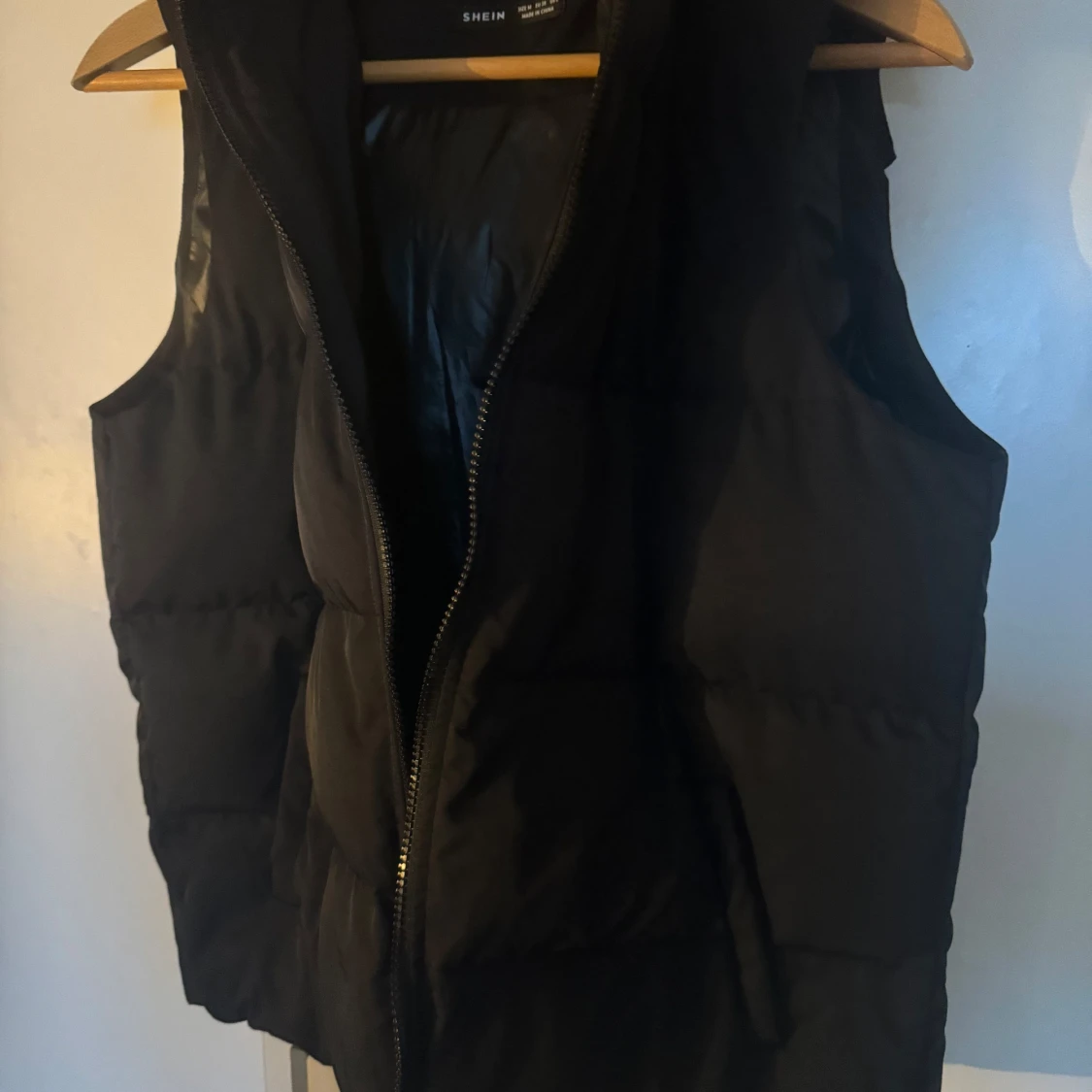 Svart dunväst från Shein - 1