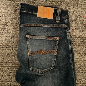 Nudie Jeans - Mörkblåa Nudie jeans, använda sparsamt. Riktigt fräscha storlek W32 L34