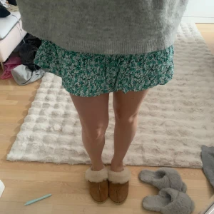 Mönstrad kjol  - Super skön med inbyggda shorts på insidan!! Typ aldrig använd och är super skön🥰🥰