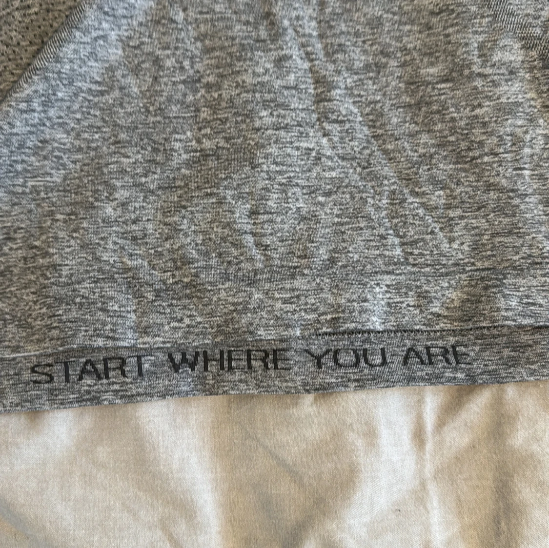 Grå t-shirt från Lululemon - 3