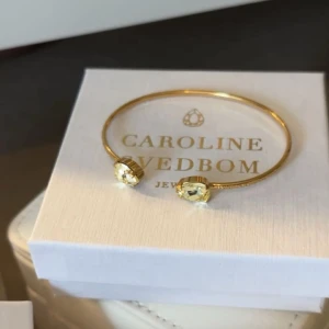 Guldarmband från Caroline Svedbom - Guldarmband från Caroline Svedbom, aldrig använt med råkade bryta förpackningen så kan inte skicka tillbaka de.