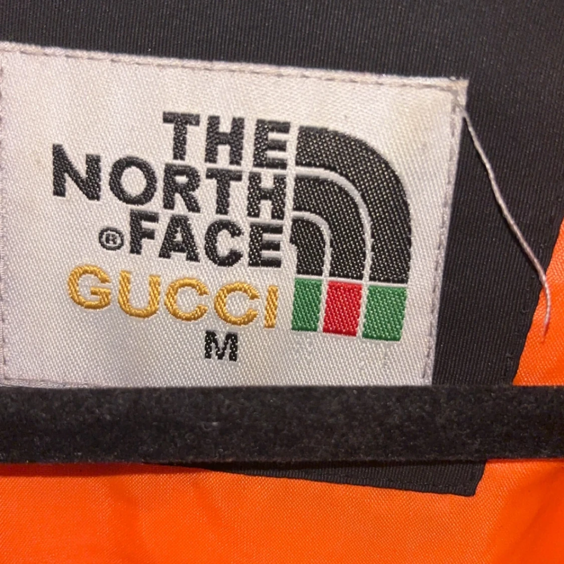 Beige och svart pufferjacka från The North Face x Gucci - 2