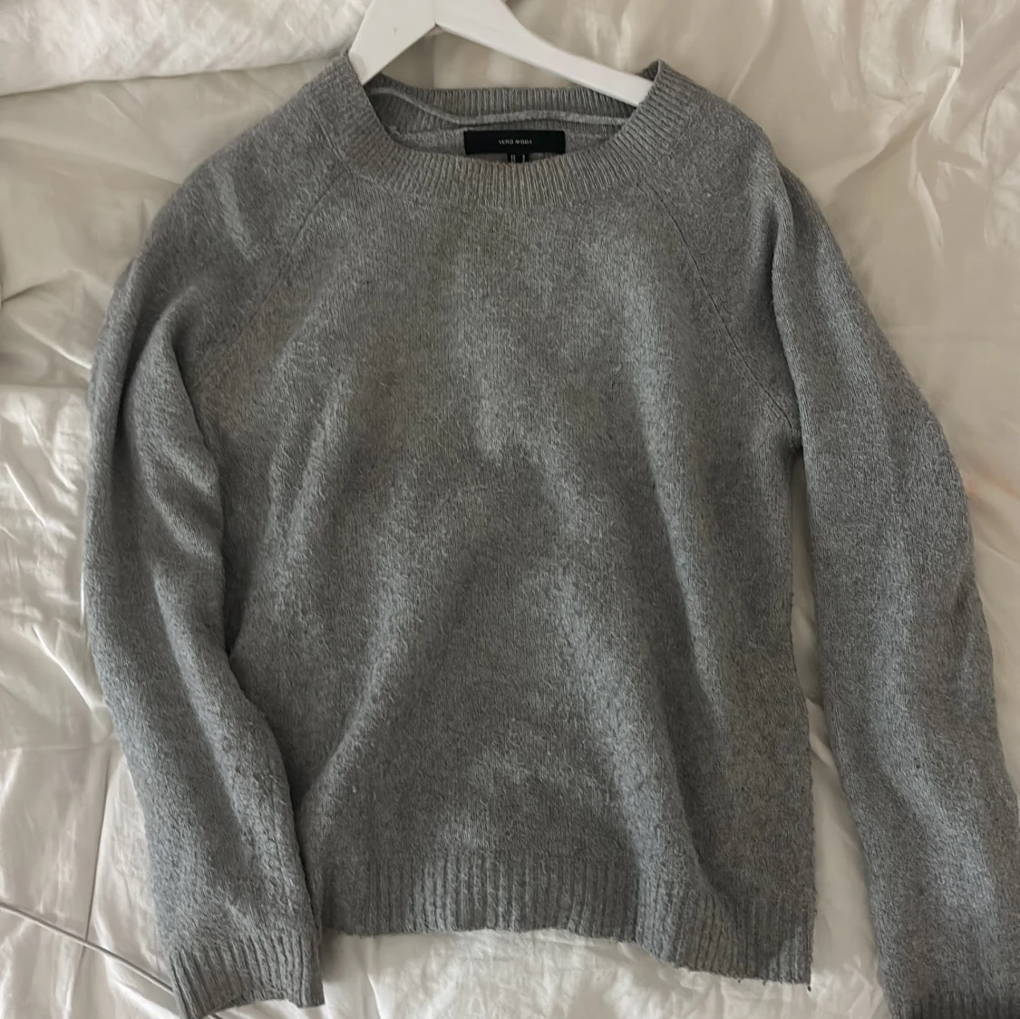 Grå stickad tröja