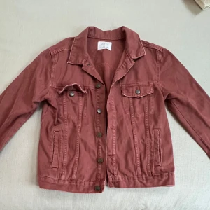 Rödbrun jeansjacka från Zara - Säljer en snygg jeansjacka från Zara, endast använd ett fåtal gånger i bra skick.