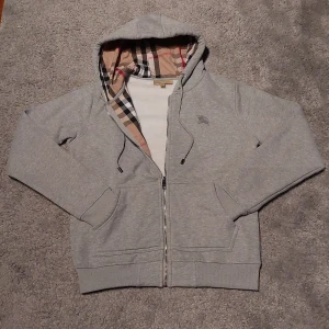 Grå Burberry Kofta  - Säljer en snygg grå Burberry kofta | Storlek S | Helt ny 