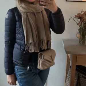 Mörklblå Moncler jacka - Mörkblå Jacka från moncler, använd ett fåtal gånger och i perfekt skick, köpt för ungefär ett & halvt år sedan. Kvitto och extra knappar finns. Nypris: 11 200kr Moncler storlek: 1