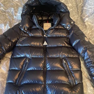 Svart dunjacka från Moncler - Säljer en snygg svart dunjacka från Moncler i toppen skick, köpt på monclers egna hemsida, har kvar kvittot å alla tillbehör ❤️storlek 14y men lite stor i storleken så passar S kostar ca 12 tusen ny, pris kan diskuteras ❤️