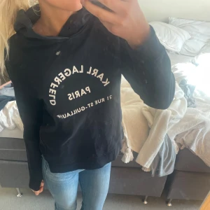 Svart hoodie från Karl Lagerfeld - Säljer denna jättesnygga hoodie från Karl Lagerfeld! 🙌🏻 använd ett fåtal gånger därav som ny! 