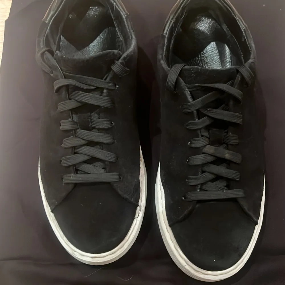 Snygga svarta sneakers från Legend med en stilren design. Skorna har en ovandel i mocka och en vit sula som ger en cool kontrast. Perfekta för en casual look Pris kan diskuteras. (Ny pris 1500kr). Kengät.