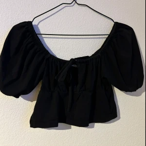 Svart topp - En fin svart blus man knyter vid bröstet! Aldrig använd pga för liten!🩷