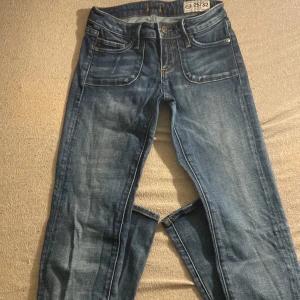 Blå märkes jeans  - Snygga blå jeans med klassisk femficksdesign och knappgylf. De har en bekväm passform och är perfekta för en avslappnad stil.  Super snygga inför våren inga skador och helt perfekta säljer då dom är för små för mig 