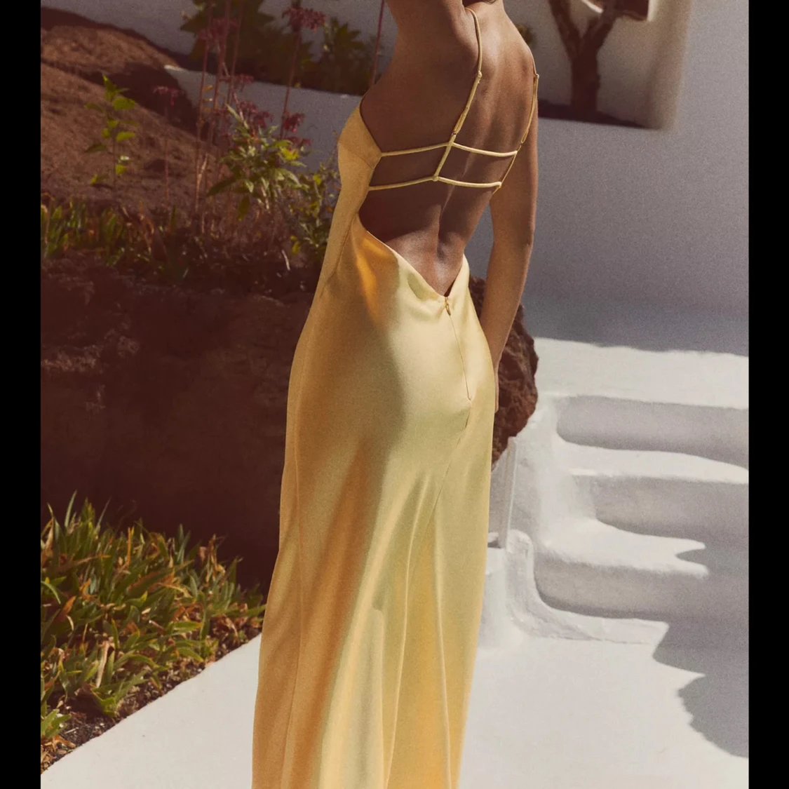 Gul långklänning i satin - 1