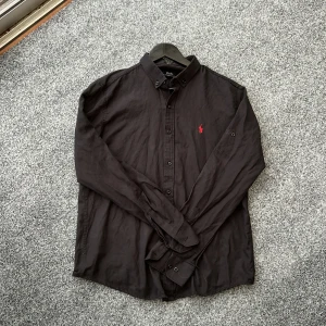 Ralph lauren skjorta - Säljer denna riktigt snygga raffe skjortan! Size L fits M! Skick 9/10. Kan gå ner i pris vid snabb affär. Hör av dig vid intresse!✌️