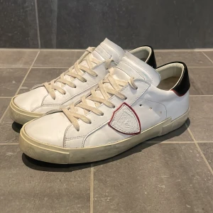 Philippe model - Hej! Säljer dessa philippe model skorna i rätt så bra skick. Boxen medföljer. Vid frågor och funderingar är det bara att höra av sig🙌🏻👌🏻