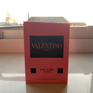 Valentino Donna Born in Roma Intense - Säljer en lyxig parfym från Valentino, Born in Roma Intense, i en elegant rosa förpackning. Flaskan innehåller 100 ml Eau de Parfum Intense, perfekt för den som vill ha en djup och intensiv doftupplevelse.