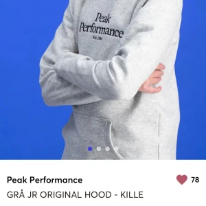 Grå hoodie från Peak Performance - Säljer min Peak performance då den är för liten, den är andvänd cirka 10 gånger och ser ut som en ny. Det är 170 i barn storlek.