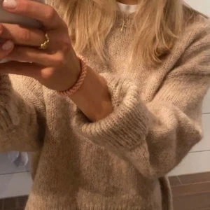 Beige stickad tröja - Säljer min oanvända beigea stickade tröja i strl XS (passar S är oversized). Är i Ull