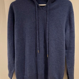 Blå hoodie i merinoull - Säljer en mjuk och stilren blå hoodie i merinoull. Tröjan har en sjukt fin blå färg! Storleken är M men den var för liten så skulle säga att den snarare är storlek S. Aldrig använd, endast provad. 10/10 skick