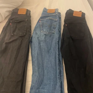 Levis jeans  - Säljer tre super fina par Levis jeans i olika färger: ett par i svart, ett i blått och ett i mörkgrått. Modellen ”ribcage straight”🎀ett par för 400kr. Detta är ett riktigt bra jeans för ett par levis jeans!
