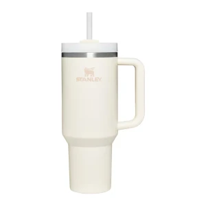 Vit Quencher H2.0 Tumbler från Stanley - Säljer en  vit Quencher H2.0 Tumbler från Stanley. Perfekt för att hålla drycker kalla eller varma hela dagen. Rymmer 40 oz, vilket motsvarar cirka 1,18 liter. Den är aldrig använd. Helt ny!! Köpte för 750