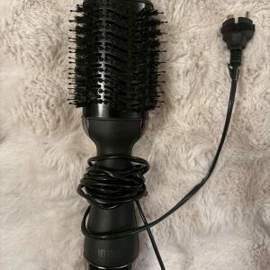 Fönborste  - Säljer nu min fönborste som passar perfekt till en blowout med papiljotter eller för att endast föna håret, går att både locka och platta med den! 