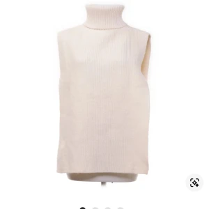 Vit stickad väst från H&M - Säljer en stilren vit stickad slipover från H&M med polokrage. Perfekt för lager-på-lager under kyligare dagar. Slipovern har en ribbad struktur som ger en snygg textur. Älskar den jätte mycket men kommer tyvärr inte till användning skriv om ni har frågor eller prisförslag!