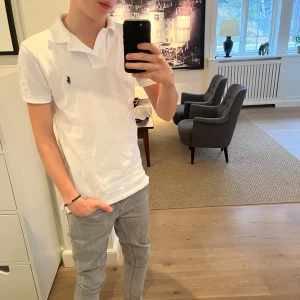 Ralph lauren pike  - Säljer en klassisk vit pikétröja från Ralph Lauren i slim fit modellen . Tröjan är den perfekta piken för sommaren och är bekväm. Är helt öppen för att diskutera priset. Hör av dig vid intresse!