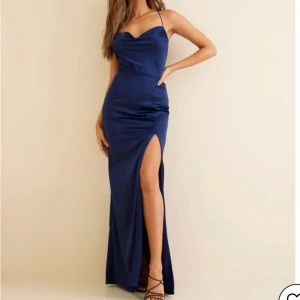 Mörkblå satinklänning - Supersöt satinklänning, perfekt som balklänning!💓 Nypris är 899kr och klänningen är helt slutsåld. Den är i storlek 40 men den är insydd så skulle säga att den passar mer som storlek M-S. Skriv gärna om du vill se fler bilder på klänningen!💕