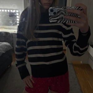 Snygg svart kofta🙌🏼 - En jättefin tröja från Gina! Inte använd alls ofta så väldigt bra skick🙌🏼🙌🏼