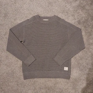 Grå stickad tröja från Zara - Säljer en grå stickad tröja från zara. Barn storlek 152