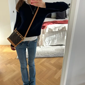 Lågmidjade jeans zara - Lågmidjade bootcut jeans från Zara i strl 34💓de är ljusblå och passar mig som är 168 cm☺️säljs inte längre💓