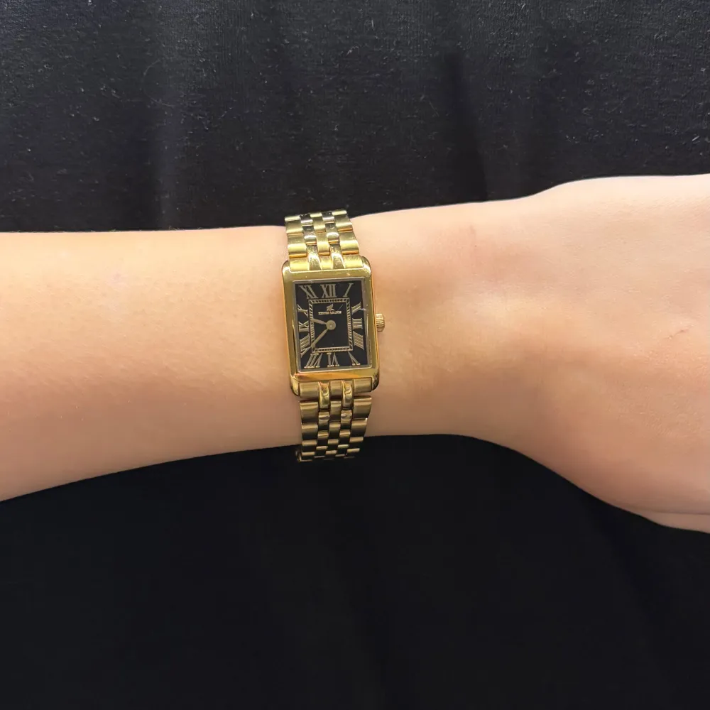Säljer min klocka i guld från hexter&baines pga att jag bytt till silver. Jätte fint skick och passar till allt, den har en svin snygg svart inredning🥰 nypris 1999kr inköpt förra året PRISET ÄR EJ SATT SÅ KOM MED PRISFÖRSLAG🥰😍. Asusteet.