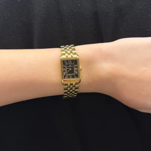 Guld klocka - Säljer min klocka i guld från hexter&baines pga att jag bytt till silver. Jätte fint skick och passar till allt, den har en svin snygg svart inredning🥰 nypris 2 600kr inköpt förra året                                 PRISET ÄR EJ SATT SÅ KOM MED PRISFÖRSLAG🥰😍